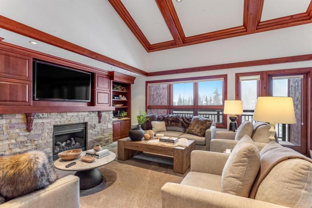 Exclusive 4 Bedroom Ski In, Ski Out Vacation Rental With Hot Tubs And Heated Outdoor Pool In Lionshead Village